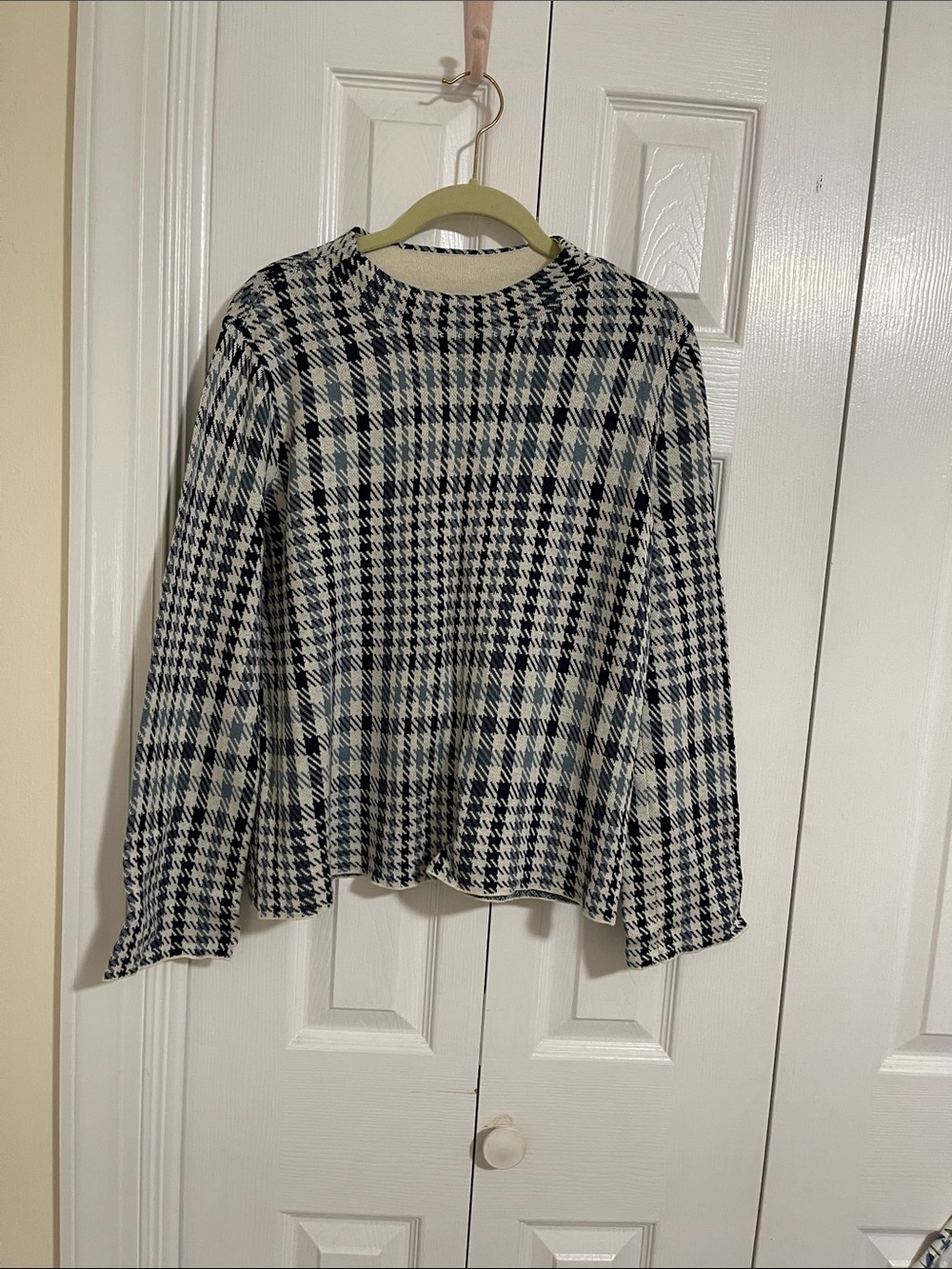 Women's Black and White Houndstooth Long-Sleeve Top